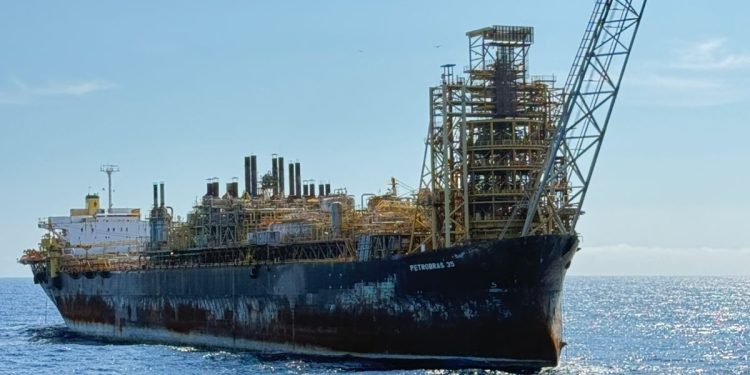 Aposentadoria da P-35, uma antiga plataforma de petróleo, desperta emoção 