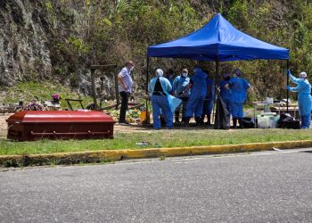 Peritos forenses exumam o corpo do preso político Víctor Quero Navas no cemitério Parque Jardín La Puerta, em Caracas, em 8 de maio de 2026 — Foto: AFP