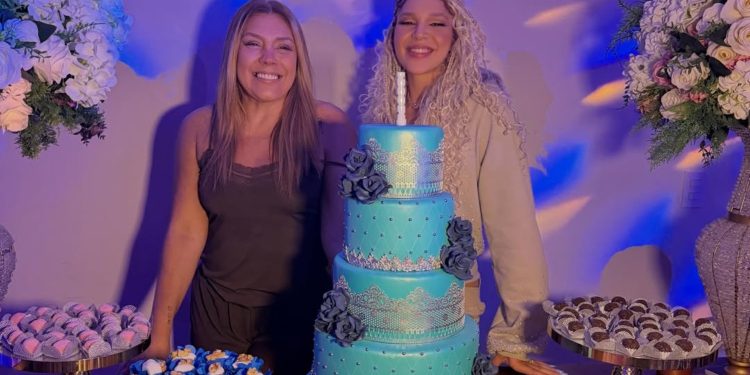 Aysha Benelli surge deslumbrante em festa de aniversário e semelhança com Simony chama atenção