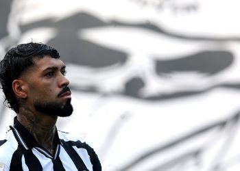 Barboza se despede do Botafogo no Nilton Santos e agradece por carinho da torcida: 'Nunca vivi, na minha vida, algo assim'