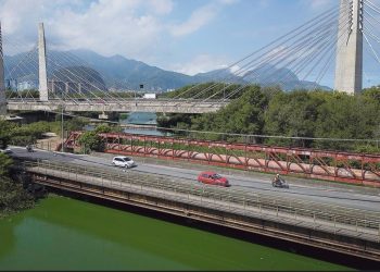 Barcas encalhadas na Barra: entraves ameaçam plano de transporte de passageiros