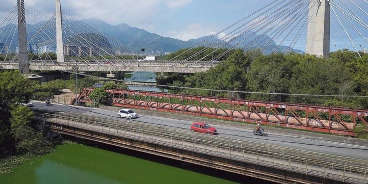 Barcas encalhadas na Barra: entraves ameaçam plano de transporte de passageiros