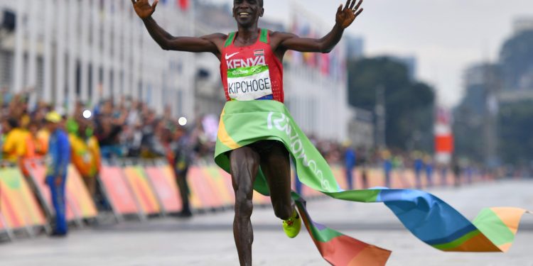 Bicampeão olímpico, Kipchoge inicia na África projeto pessoal no qual correrá uma maratona por continente