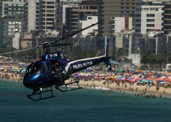 Modelo de helicóptero da PM durente sobrevoo de monitoramento na praia do Arpoador — Foto: Gabriel de Paiva
