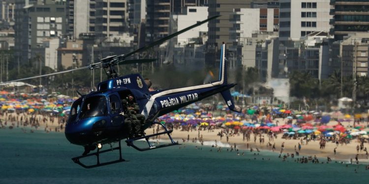 Modelo de helicóptero da PM durente sobrevoo de monitoramento na praia do Arpoador — Foto: Gabriel de Paiva