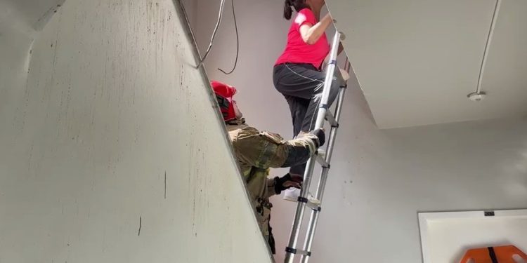 Bombeiros auxiliam evacuação de moradores em prédio atingido por avião em MG