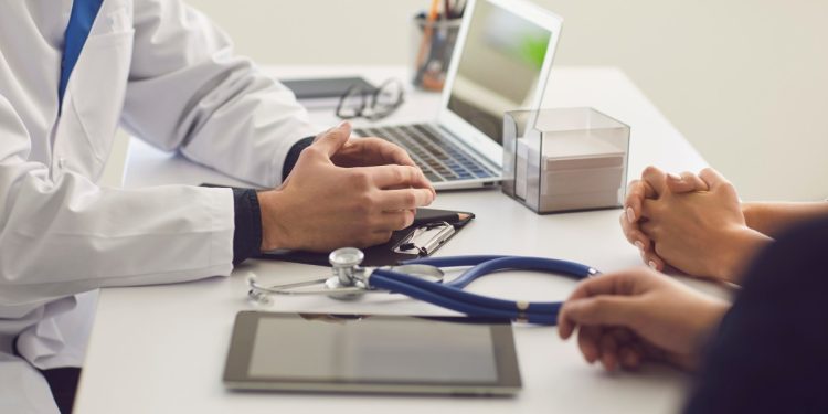 CFM decide proibir uso médico de PMMA, substância usada em procedimentos estéticos; saiba exceção