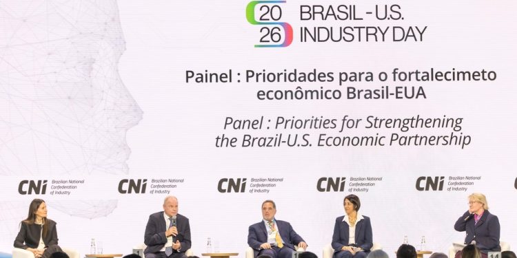Athina Kanioura, da PepsiCo; André Gerdau, da Gerdau; Sami Arap, da Vale; Jenelle Krishnamoorthy, da Merck; e a mediadora Lisa Schroeter no primeiro painel do evento — Foto: William Volcov