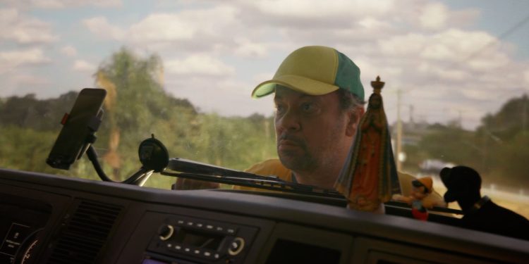 Caco Ciocler resgata meme do 'patriota do caminhão' em filme como diretor: 'dei risada, mas depois achei triste'