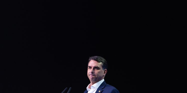 Cai o chefe de comunicação da campanha de Flávio