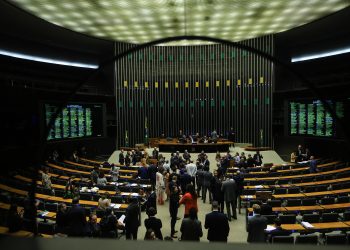 Câmara pauta pacote ruralista e aprova redução limite de floresta no Pará para viabilizar ferrovia