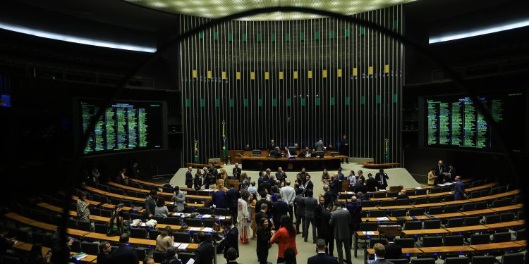 Câmara pauta pacote ruralista e aprova redução limite de floresta no Pará para viabilizar ferrovia