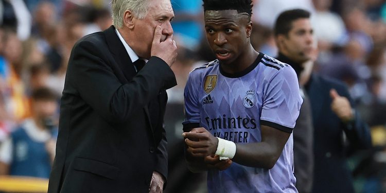 Carlo Ancelotti vê peso excessivo sobre Vinícius Júnior e promete aliviar pressão na seleção: ‘Não precisamos de um único craque’