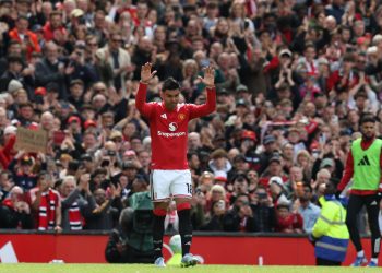Casemiro se emociona e é aplaudido em despedida do Manchester United: 'A melhor coisa são vocês', diz à torcida