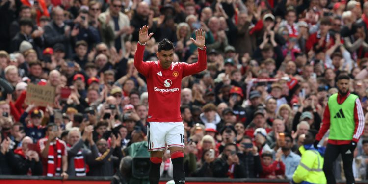 Casemiro se emociona e é aplaudido em despedida do Manchester United: 'A melhor coisa são vocês', diz à torcida