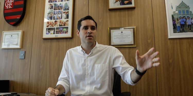 Cavaliere sanciona lei que limita a 5% cargos comissionados ocupados por não concursados na Prefeitura do Rio