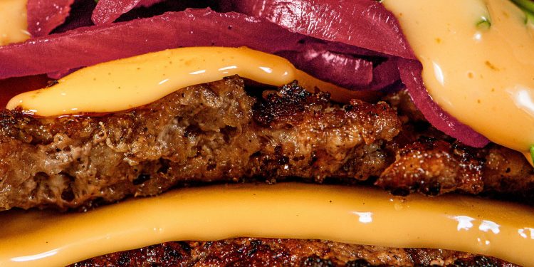 Chef com estrela Michelin ensina a receita do hambúrguer perfeito