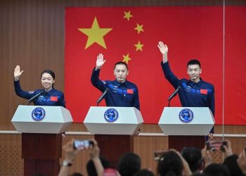 A tripulação da missão espacial Shenzhou-23, lançada pela China neste domingo — Foto: Reprodução: Xinhua