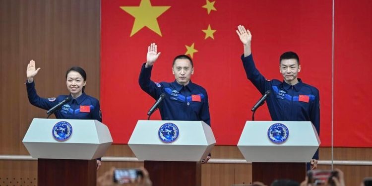 A tripulação da missão espacial Shenzhou-23, lançada pela China neste domingo — Foto: Reprodução: Xinhua