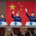 A tripulação da missão espacial Shenzhou-23, lançada pela China neste domingo — Foto: Reprodução: Xinhua