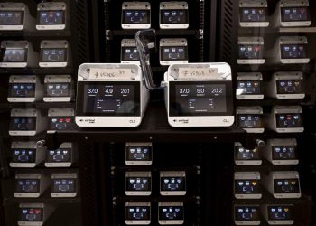 Nesta foto tirada em 5 de maio de 2026, unidades CL1 contendo células corticais e do hipocampo em uma placa de cultura celular estão instaladas em servidores, onde ficam disponíveis para estudo via internet, no laboratório de Nível 2 de Contenção Física (PC2) da Cortical Labs, em Melbourne. — Foto: AFP