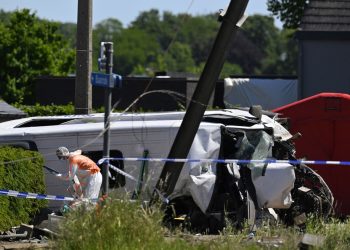 Micro-ônibus escolar colidiu com trem em Buggenhout, Bélgica, deixando quatro mortos, incluindo dois adolescentes — Foto: John Thys / AFP