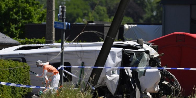 Micro-ônibus escolar colidiu com trem em Buggenhout, Bélgica, deixando quatro mortos, incluindo dois adolescentes — Foto: John Thys / AFP