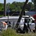 Micro-ônibus escolar colidiu com trem em Buggenhout, Bélgica, deixando quatro mortos, incluindo dois adolescentes — Foto: John Thys / AFP