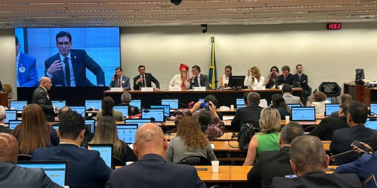 Comissão dá ponta-pé em discussão sobre PEC da 6x1 e vai ouvir ministro do Trabalho