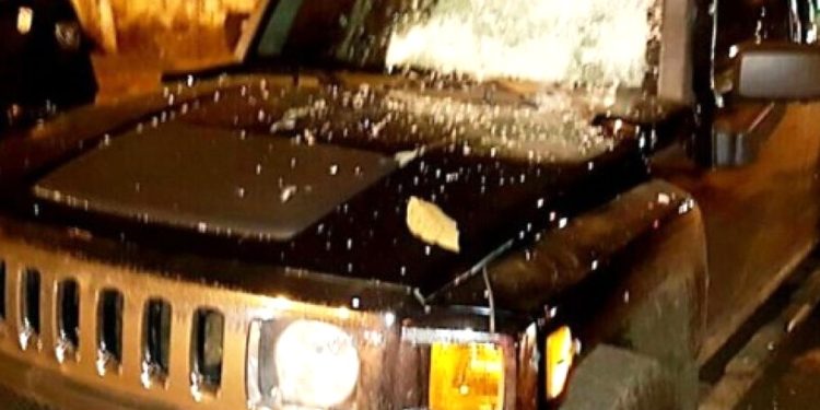 Caminhonete Humvee de Rafaat com para-brisa destruído por tiros de .50 — Foto: Reprodução