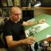 O paraibano Mike Deodato Jr. desenha em sua prancheta: quadrinista ficou conhecido pelos seus traços de personagens da DC e da Marvel — Foto: Divulgação