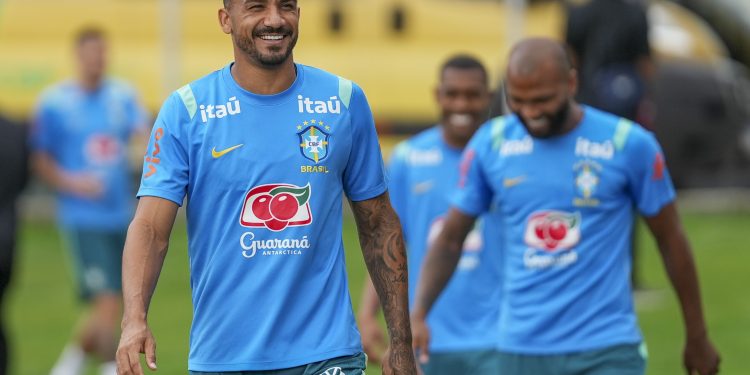 Danilo embarca para terceira Copa do Mundo pela seleção após fechar marca de 50 jogos pelo Flamengo