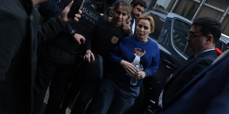 Defesa de Deolane alega ‘absoluta inocência’ após prisão de influenciadora