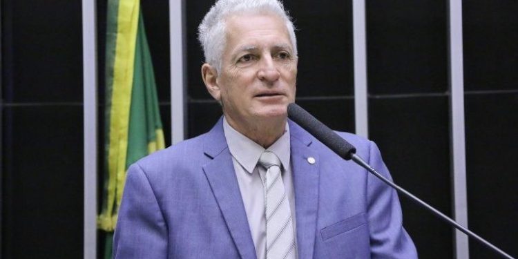 Deputado do PT, Rogério Correia é condenado a indenizar Bolsonaro em R$ 20 mil por manipular foto com IA