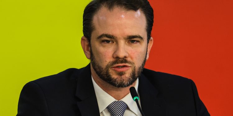Desenrola Brasil 2026 começa nesta terça-feira e desconto médio será de 65%, diz Durigan