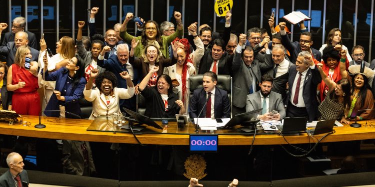 Diálogo com Alcolumbre, força de Motta na Câmara e ministros de Lula no plenário: os bastidores da aprovação do fim da escala 6x1