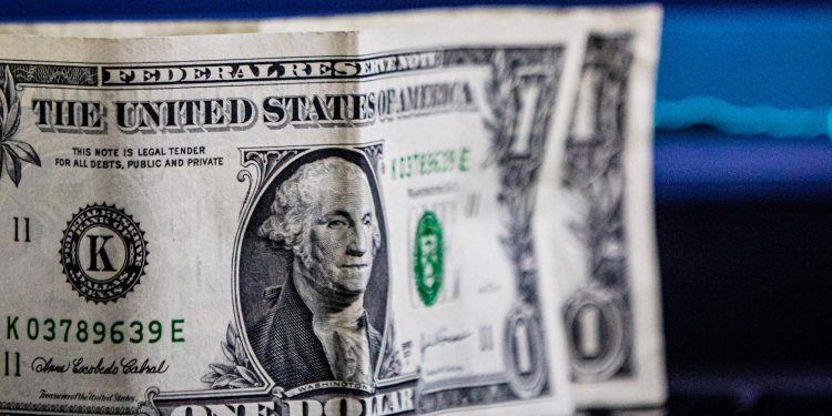 Dólar cai ao menor nível em 27 meses, aos R$ 4,91