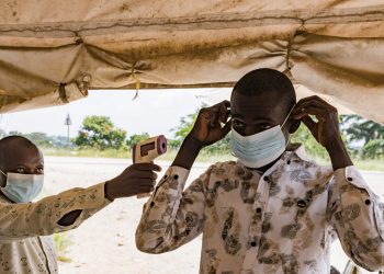EUA realizará controles de detecção de ebola em aeroportos e restrições de entrada de visitantes que estiveram em países afetados