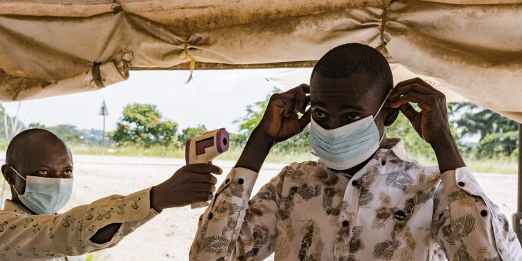 EUA realizará controles de detecção de ebola em aeroportos e restrições de entrada de visitantes que estiveram em países afetados