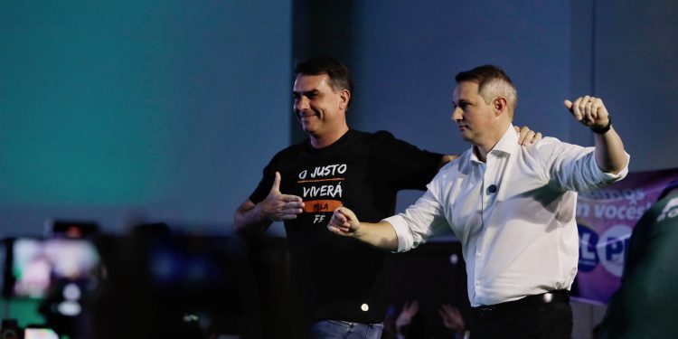 Em evento da direita em SP sem Tarcísio, Flávio diz que estão tentando ‘enterrá-lo vivo’
