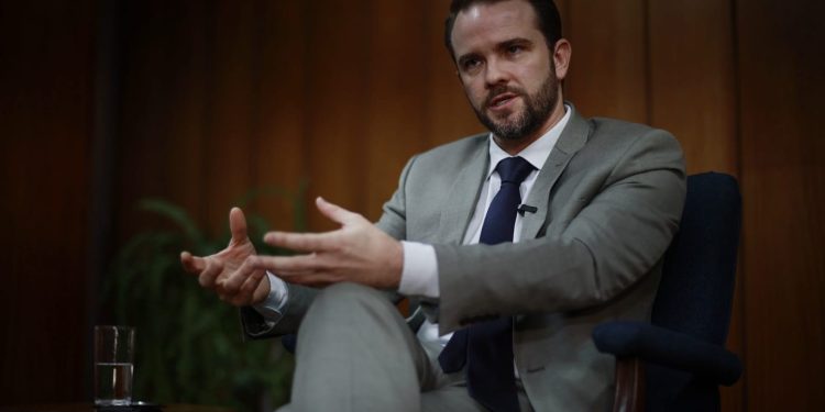 Entrevista: ‘Quem quiser colaborar, de verdade, no combate ao crime organizado, tem portas abertas', diz ministro da Fazenda