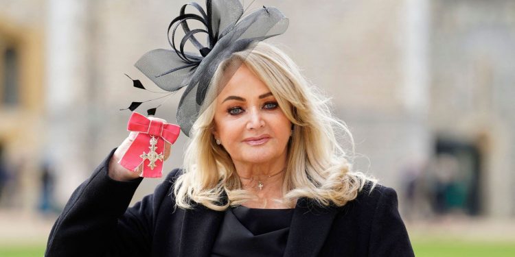 Equipe de Bonnie Tyler pede privacidade após cantora ser colocada em coma induzido: 'Momento difícil'; veja o que se sabe