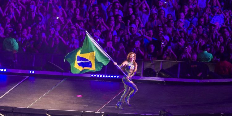 Estilista brasileiro de look de Shakira celebra show no Rio e comemora: 'Ainda ganhei uma piscadinha'; veja vídeo