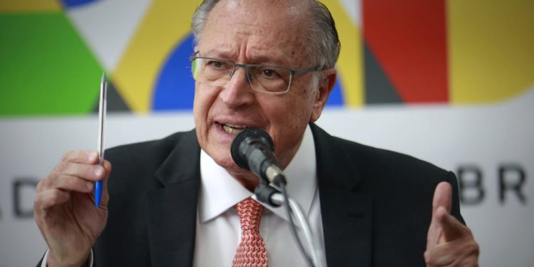 Evitar sanções é um dos pontos prioritários na conversa entre Lula e Trump, diz Alckmin