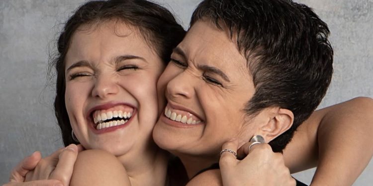 Filha de Sandra Annenberg chama atenção ao surgir em cliques com a mãe: 'O sorriso é muito igual'