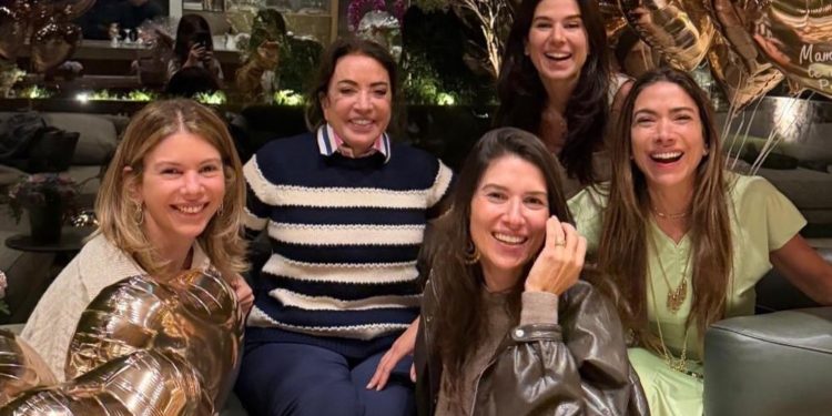Filhas de Silvio Santos surgem reunidas com a mãe e viralizam: 'Íris Abravanel e suas cópias'