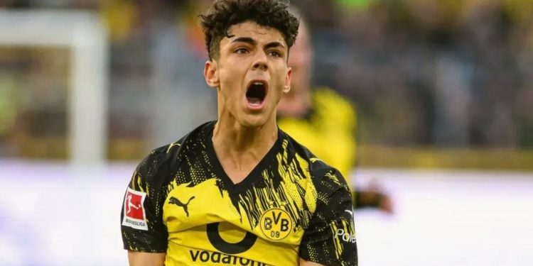 Filho de brasileiro, joia do Borussia Dortmund sonha em ganhar Copa do Mundo pela Itália: 'Fala melhor inglês que português'