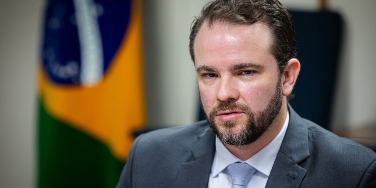 Fim da escala 6x1: ministro da Fazenda vai hoje a audiência da comissão da Câmara que discute PEC
