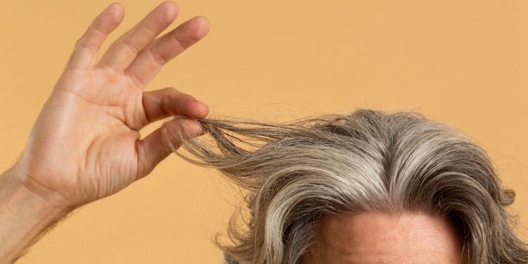 Fios brancos: por que surgem e o que explica o cabelo perder a pigmentação