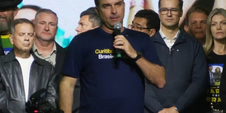 Flávio tenta neutralizar discurso de Lula e questiona se quem vive em áreas sob jugo de facções 'não merece soberania'